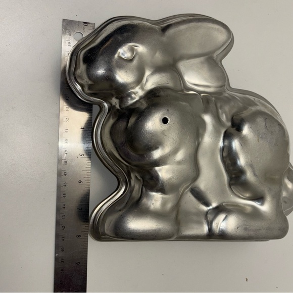 Vintage 70s NordicWare 3D bunny 2-piece aluminum cake pan - Picture 7 of 7